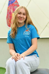 Abricot, animatrice des 9 ans du camp de jour Ste-Odile, posant dans la cour intérieure.