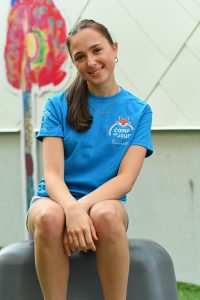 Boréale, animatrice des 8 ans du camp de jour Ste-Odile, posant dans la cour intérieure.