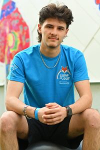Flash, animateur des 12 ans du camp de jour Ste-Odile, posant dans la cour intérieure.