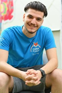 Nachos, animateur des 13 ans du camp de jour Ste-Odile, posant dans la cour intérieure.
